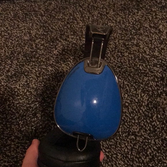 Headphones - Picture 2 of 6